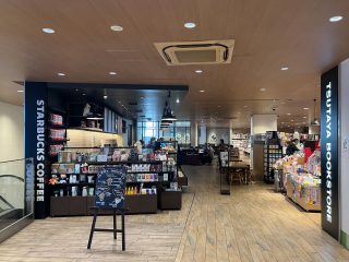 スターバックスコーヒー、TSUTAYAブックストア 約400m