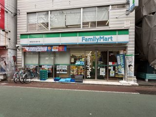 ファミリーマート世田谷日大通り店　約450m